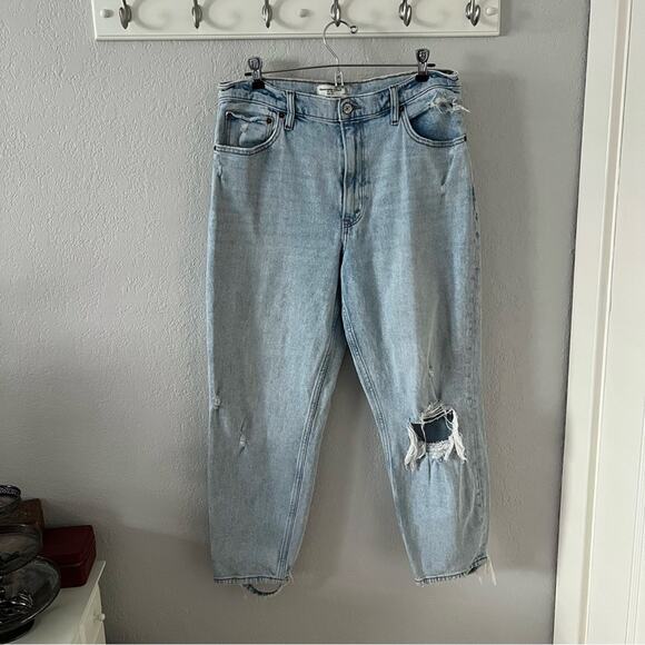 Abercrombie & Fitch The Mom High Rise Jeans in Light Destroy Wash - Picture 2 of 9